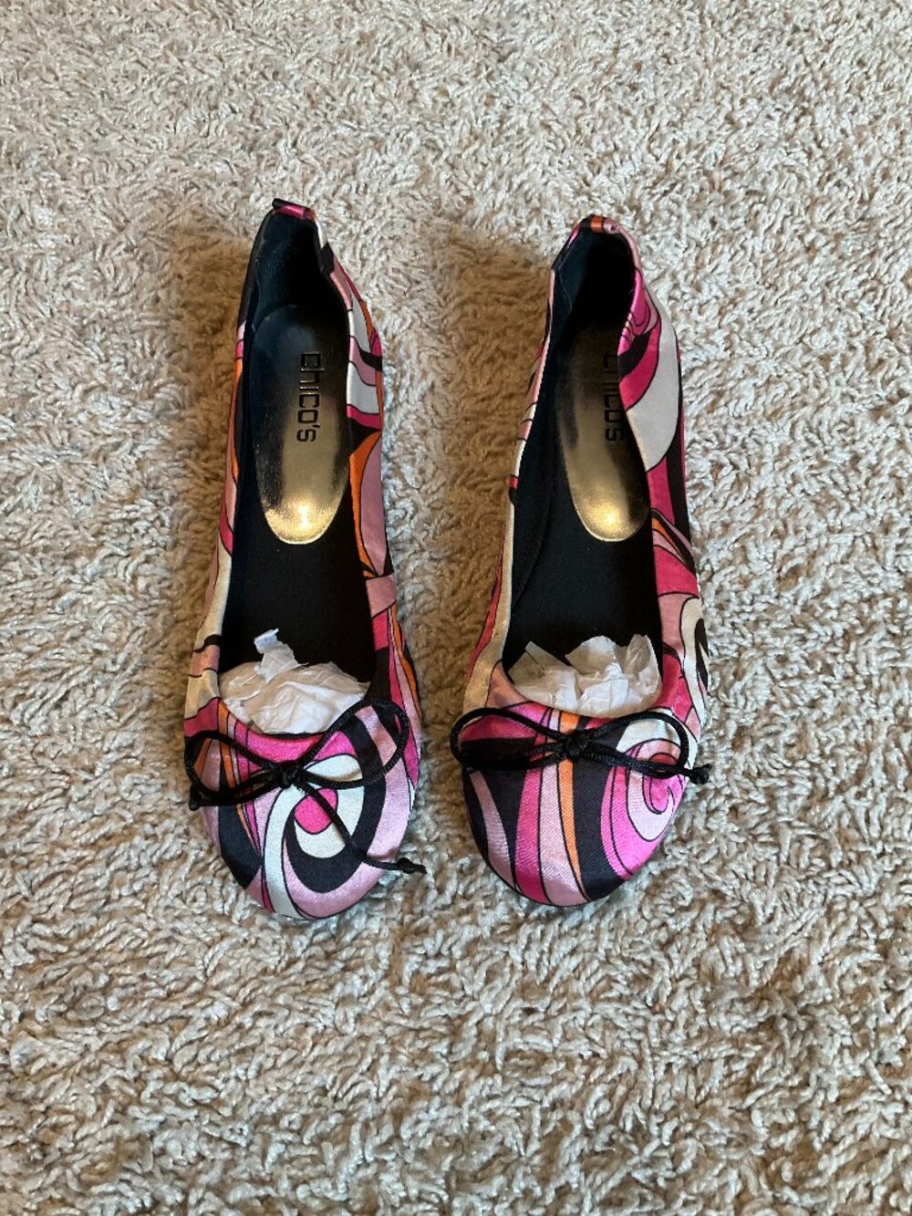 CHICO's BALLET FLATS IN geometric pattern. SIZE: 7M. COLOR: PINK MULTI.